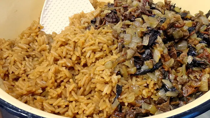 Постные пирожки с рисом и лесными грибами: шаг 5