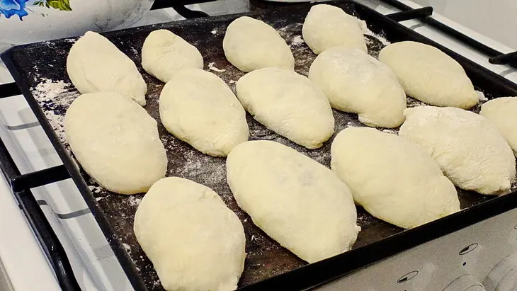 Постные пирожки с рисом и лесными грибами: шаг 6