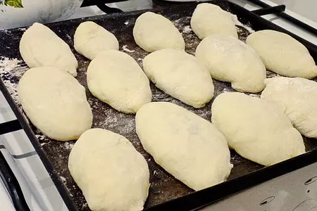 Постные пирожки с рисом и лесными грибами: шаг 6