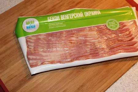 Полоски из теста фило с сыром, орехами и беконом: шаг 2