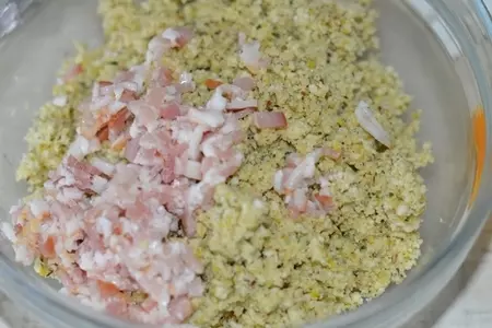 Полоски из теста фило с сыром, орехами и беконом: шаг 3