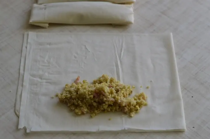 Полоски из теста фило с сыром, орехами и беконом: шаг 5