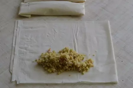 Полоски из теста фило с сыром, орехами и беконом: шаг 5