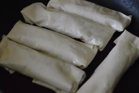 Полоски из теста фило с сыром, орехами и беконом: шаг 6