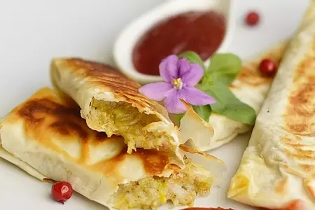 Полоски из теста фило с сыром, орехами и беконом: шаг 7