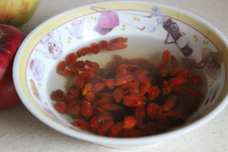 Творожно-рисовая запеканка с яблоками и ягодами годжи: шаг 2