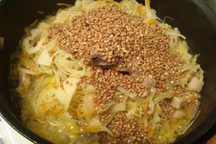 Капуста с гречкой, мясом и грибами: шаг 6