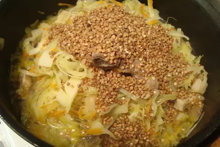 Капуста с гречкой, мясом и грибами: шаг 6