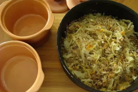 Капуста с гречкой, мясом и грибами: шаг 7