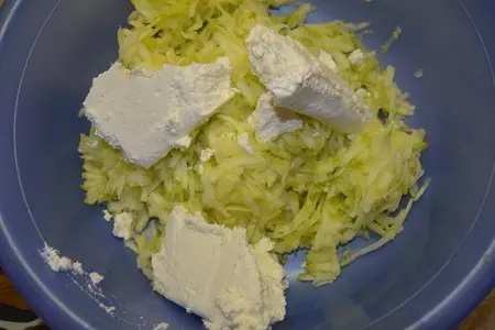 Оладьи из кабачка и творога: шаг 2