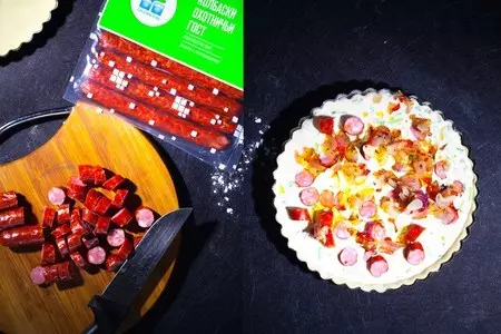 Тарт с охотничьими колбасками и овечьим сыром: шаг 5