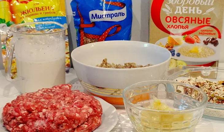 Митболы с гречкой и карамельным луком: шаг 1