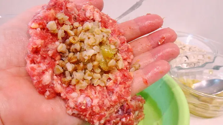 Митболы с гречкой и карамельным луком: шаг 2