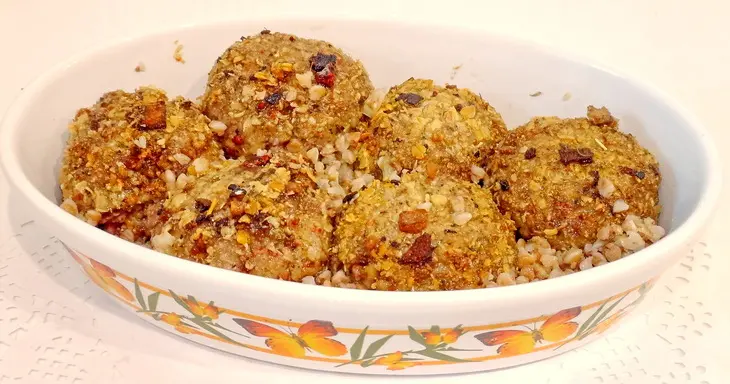 Митболы с гречкой и карамельным луком: шаг 4