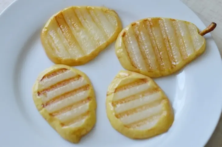 Сэндвич из груши с голубым сыром и медом: шаг 3
