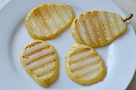 Сэндвич из груши с голубым сыром и медом: шаг 3