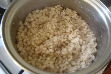 Фаршированные кальмары перловкой, жаренным луком и перепелиными яйцами: шаг 2