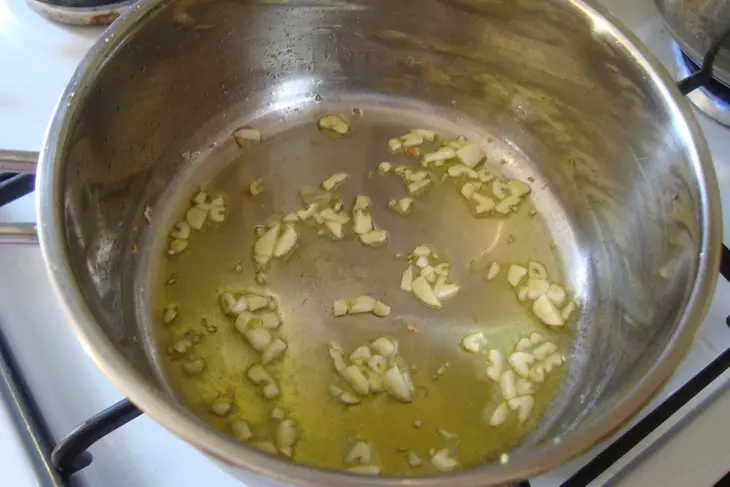 Фаршированные кальмары перловкой, жаренным луком и перепелиными яйцами: шаг 5