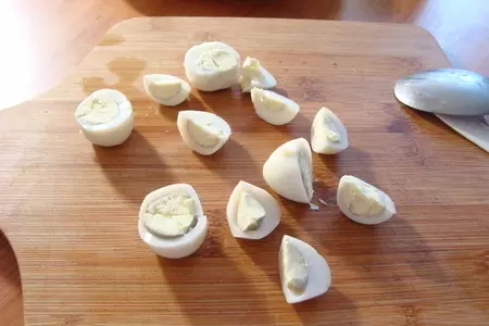 Фаршированные кальмары перловкой, жаренным луком и перепелиными яйцами: шаг 9