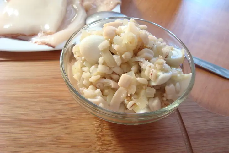 Фаршированные кальмары перловкой, жаренным луком и перепелиными яйцами: шаг 10