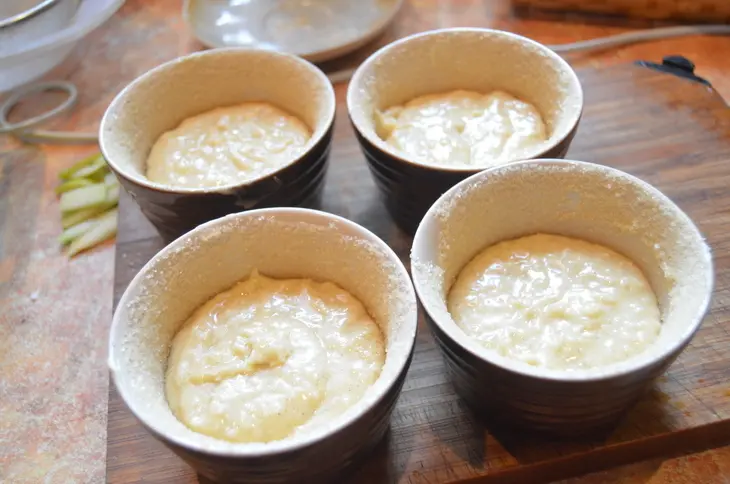 Кокосовые пирожные с грушами и шоколадом: шаг 3