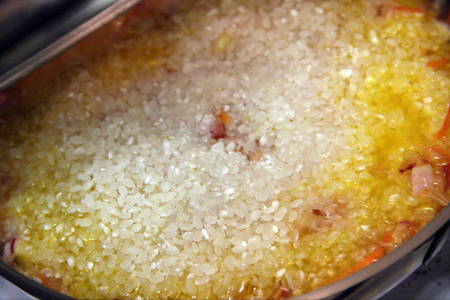 Кальмары фаршированные рисом и беконом в остром соусе. тест-драйв с "окраиной": шаг 2
