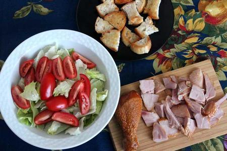 Салат a-la caesar с мясом куриной голени и коктейльным соусом. тест-драйв с окраиной: шаг 2