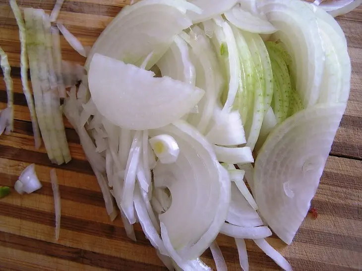 Салат из фасоли с охотничьими колбасками и сухариками: шаг 2