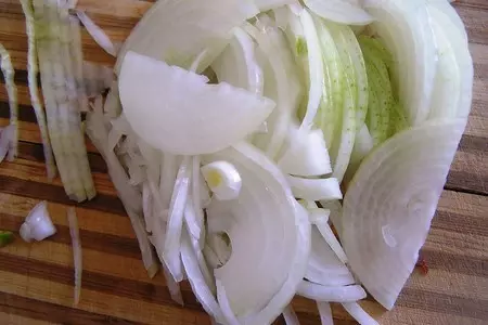 Салат из фасоли с охотничьими колбасками и сухариками: шаг 2
