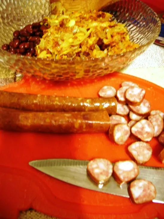 Салат из фасоли с охотничьими колбасками и сухариками: шаг 3