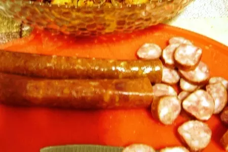Салат из фасоли с охотничьими колбасками и сухариками: шаг 3