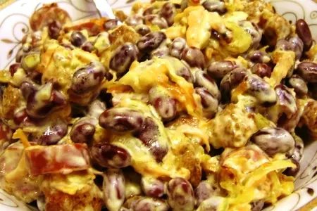 Салат из фасоли с охотничьими колбасками и сухариками: шаг 4