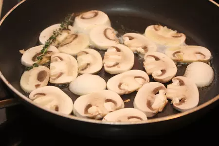 Крем-суп из сельдерея с обжаренными шампиньонами: шаг 6