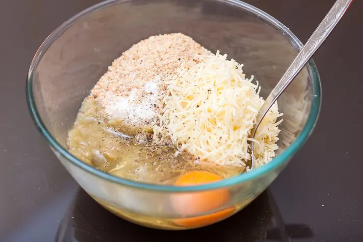 Котлеты из баклажанов с шампиньонами и сладким перцем: шаг 6