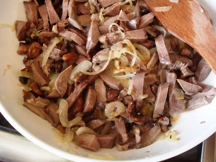 Запеканка а-ля жульен с языком и шампиньонами: шаг 3