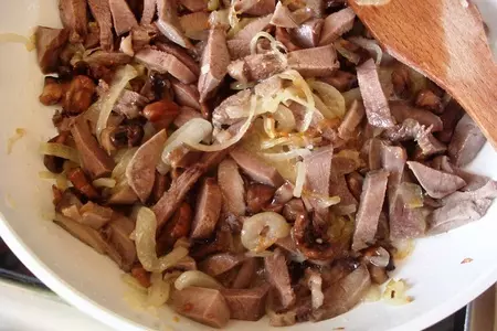 Запеканка а-ля жульен с языком и шампиньонами: шаг 3