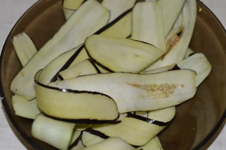 Баклажаны с морепродуктами и томатным соусом: шаг 1