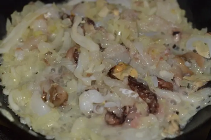 Баклажаны с морепродуктами и томатным соусом: шаг 2