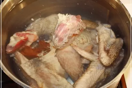 Суп … цесарка, грибы, вермишель: шаг 1