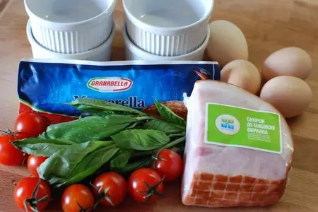 Яичница в духовке с окороком, помидорами, моцареллой и базиликом: шаг 1