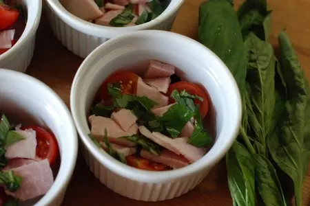 Яичница в духовке с окороком, помидорами, моцареллой и базиликом: шаг 2