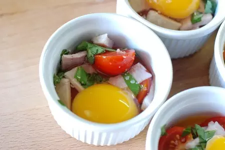 Яичница в духовке с окороком, помидорами, моцареллой и базиликом: шаг 3