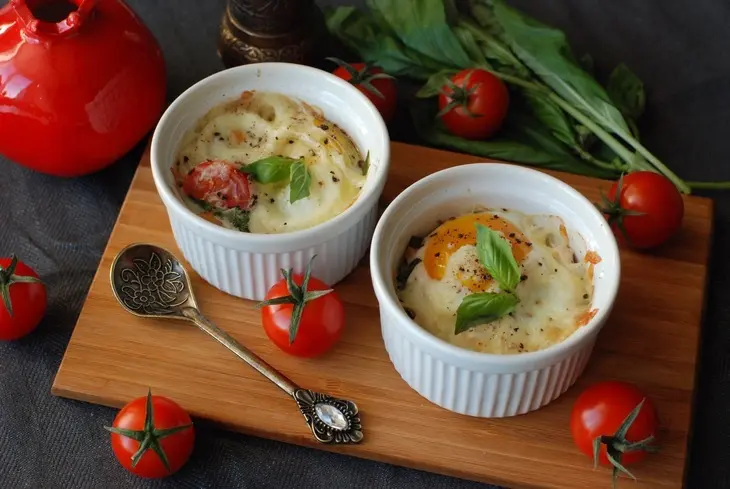 Яичница в духовке с окороком, помидорами, моцареллой и базиликом: шаг 4