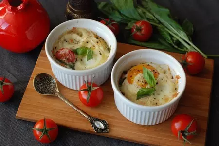 Яичница в духовке с окороком, помидорами, моцареллой и базиликом: шаг 4
