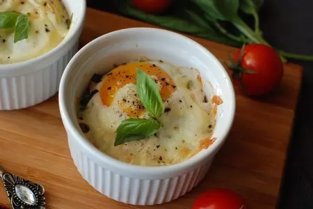 Яичница в духовке с окороком, помидорами, моцареллой и базиликом: шаг 5