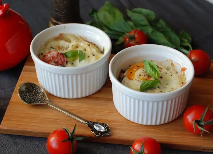 Яичница в духовке с окороком, помидорами, моцареллой и базиликом: шаг 6