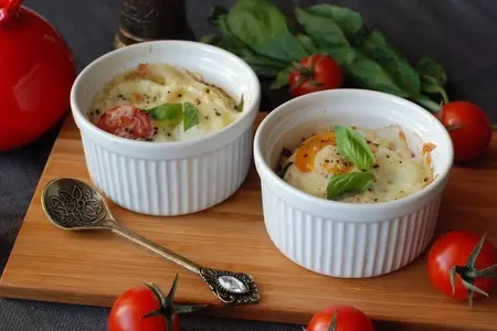 Яичница в духовке с окороком, помидорами, моцареллой и базиликом: шаг 6