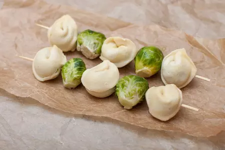 Шашлычки из пельменей и брюссельской капусты с сырным соусом: шаг 2
