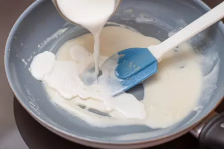 Шашлычки из пельменей и брюссельской капусты с сырным соусом: шаг 5