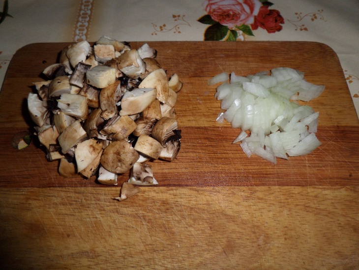 Салат с баклажаном и грибами: шаг 2